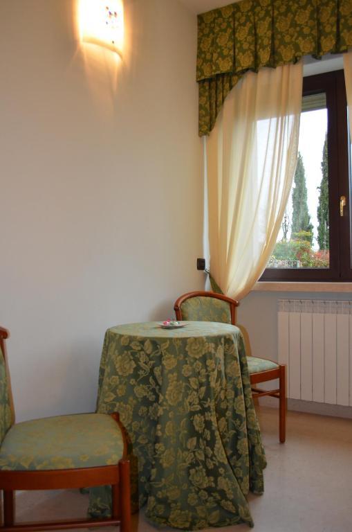 Hotel Olioso Peschiera del Garda Quarto foto